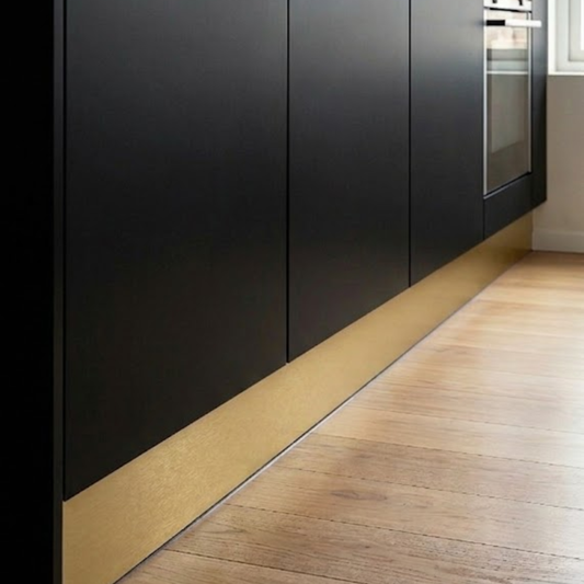 Zoclo Cerrajes L=4 m H=10CM y 15CM Aluminio Anodizado gold mate